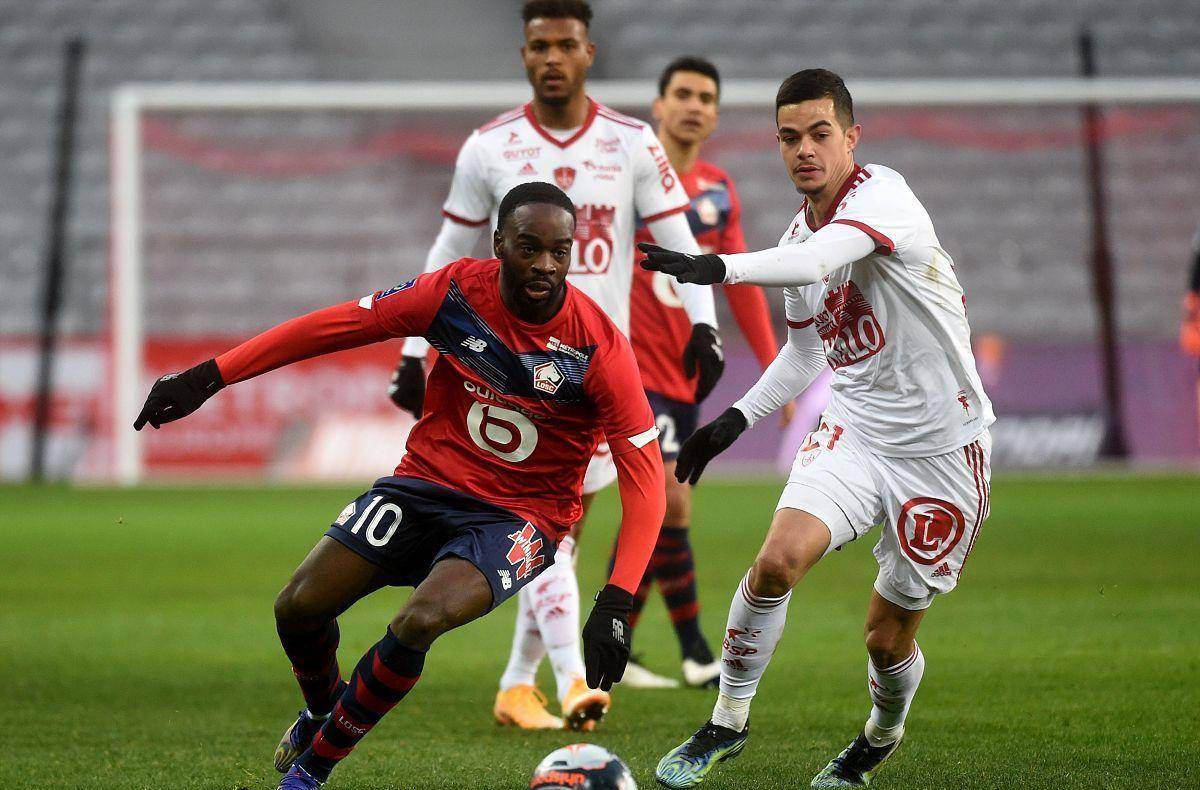 转会市场中 转会市场中